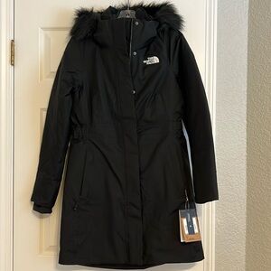 NWT North Face Women’s Down Hooded Parka - Size small, black.